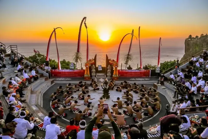 Pura Uluwatu: Keagungan Di Atas Samudra Hindia, Pertunjukan Kecak Yang Memukau