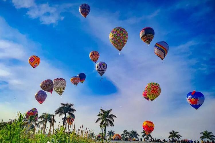 Ribuan Warga Padati Mal Ciputra Saat Festival Balon Udara Wonosobo Hiasi Langit Tangerang