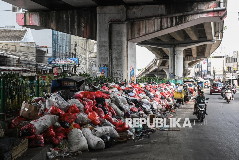 Tumpukan Sampah Ditutup Terpal, Tangsel Minta Bantuan Pemkab Tangerang yang Belum Disetujui