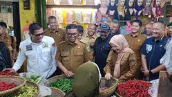 Pemeriksaan pasar Ciruas, Gubernur Banten Andra Soni temukan kenaikan harga kebutuhan pokok