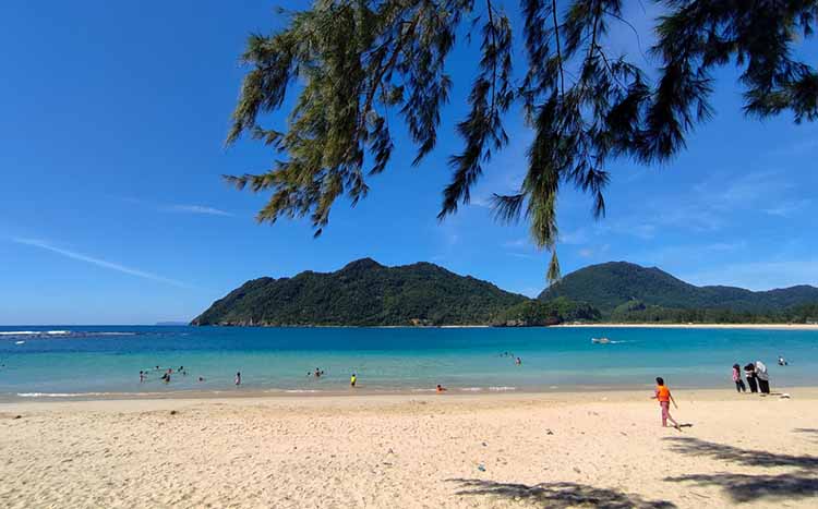 Pantai Lampuuk: Surga Tersembunyi Di Ujung Barat Indonesia Yang Memikat Hati