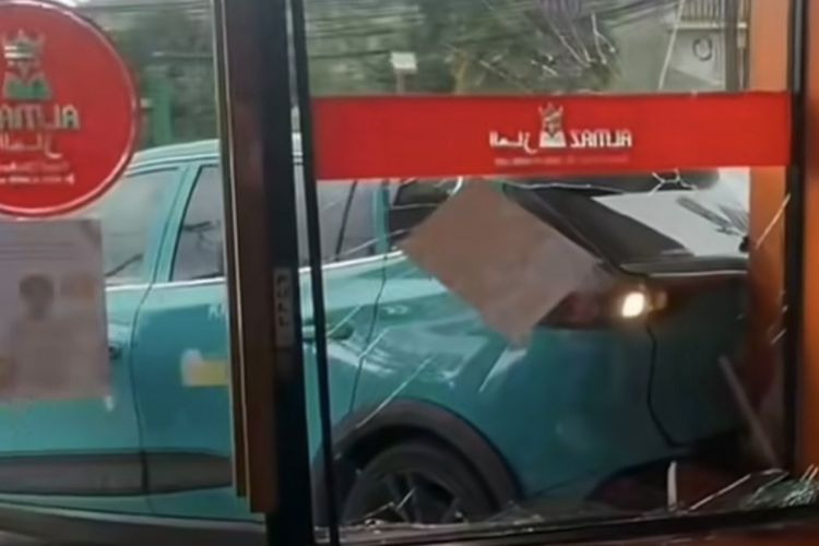 Kronologi Taksi Listrik Tabrak Rumah Makan di Tangerang