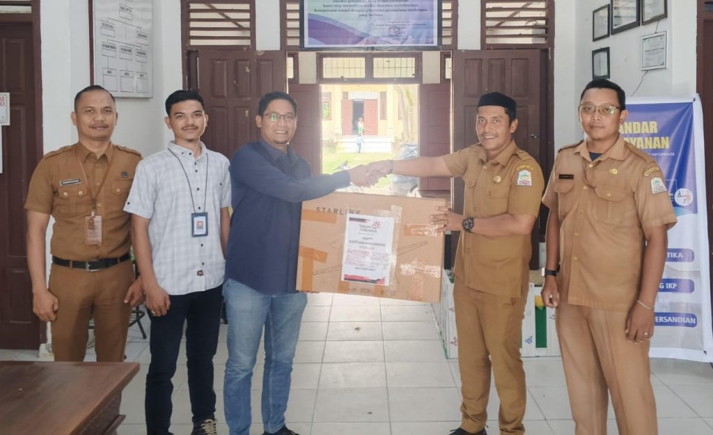 KORPRI Tegal Serahkan Dua Unit Starlink untuk Bantu Komunikasi Pengungsian Padasari