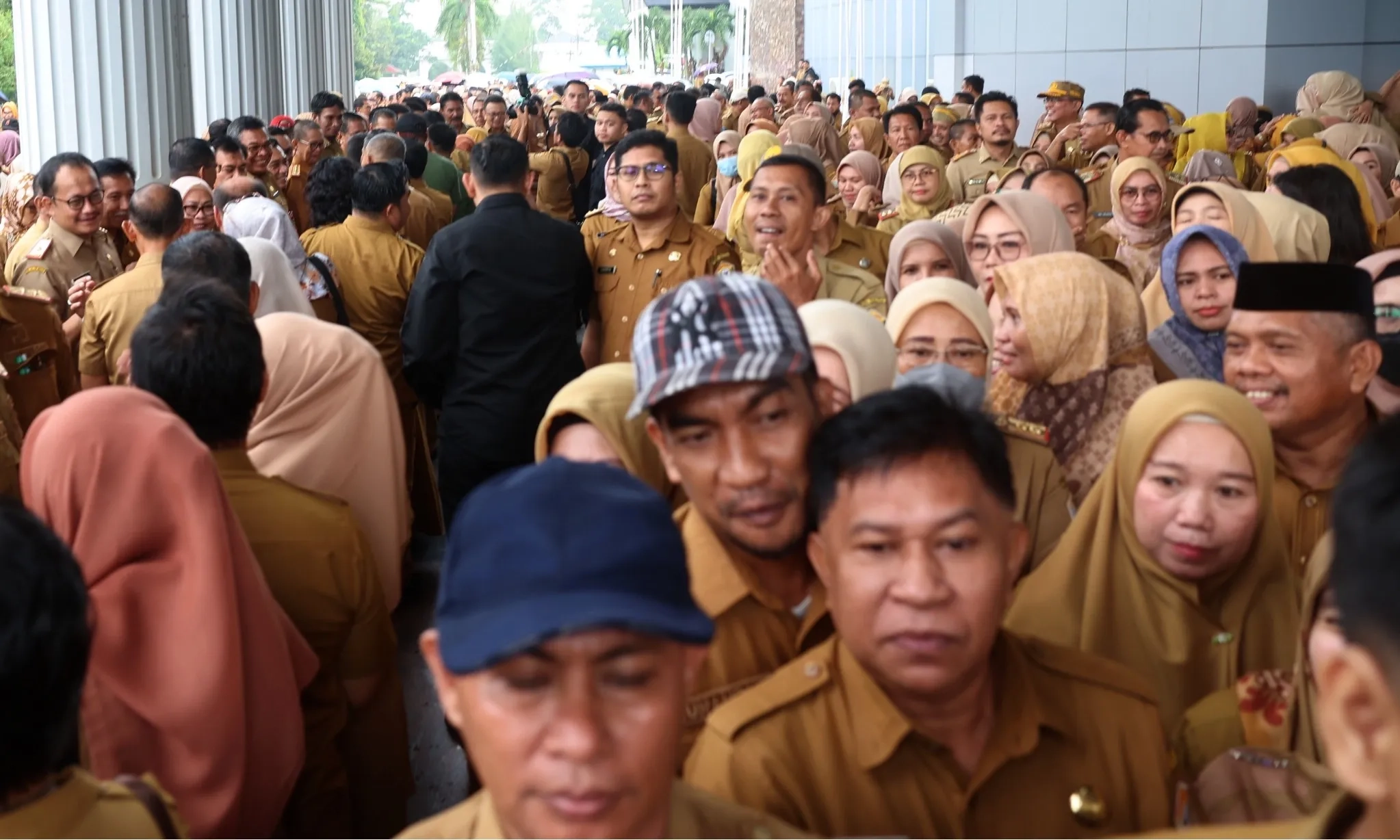 Pakaian Dinas ASN di Pandeglang Tuai Komentar