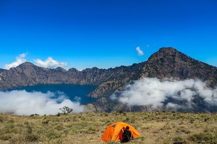 Gunung Rinjani: Keindahan Abadi di Atap Lombok yang Memikat Hati