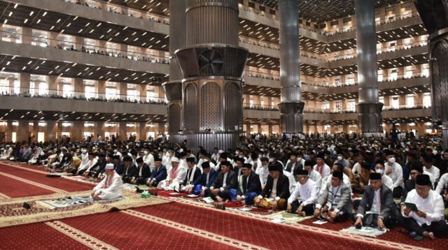 Salat Idulfitri Penuhi Masjid Al-Amjad Tangerang