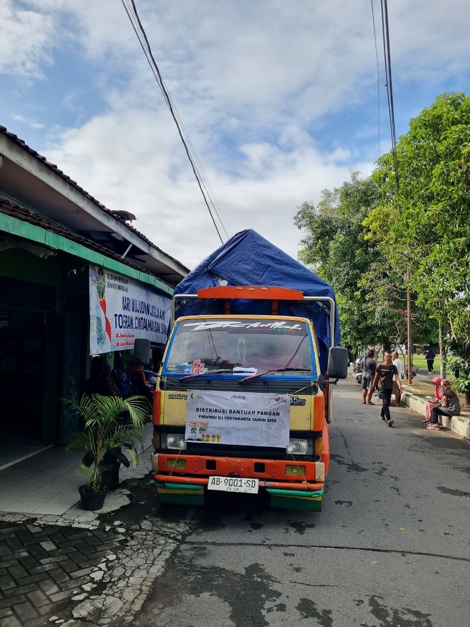 Bantuan Beras dan Minyak Goreng Disalurkan Bulog di Balikpapan