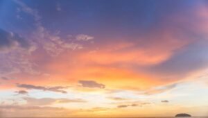 Mengapa Warna Langit Senja Saat Berbuka Bervariasi?