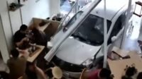 Detik Mencekam: Minibus Tabrak Restoran di Gading Serpong, Pengunjung Terluka Parah