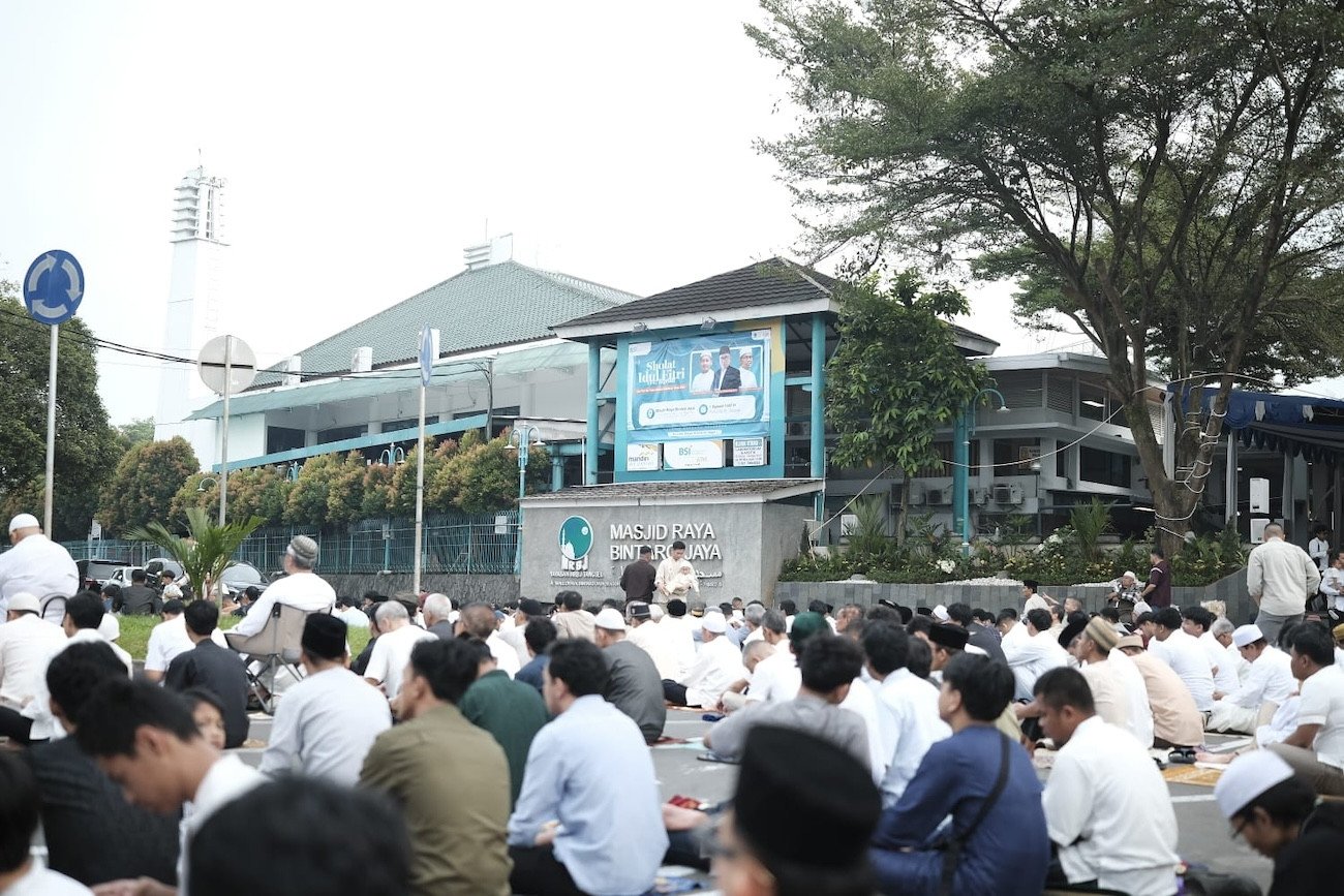 Ribuan Jemaah Padati Salat Idulfitri di Masjid Raya Bintaro Jaya dengan Meriahnya Tanjidor