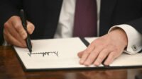 Trump ganti desain uang, tanda tangan jadi pengganti menteri keuangan