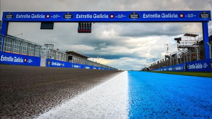 Kekacauan MotoGP Brasil 2026: Aspal Terbang Hantam Alex Rins, Marquez Terkena Dampak Sirkuit