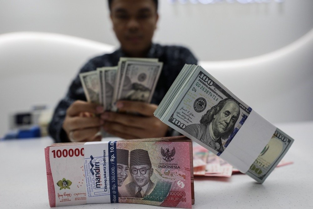 Rupiah Melemah di Hari Ke-2 Lebaran, Dekati Rp17.000 per Dolar AS