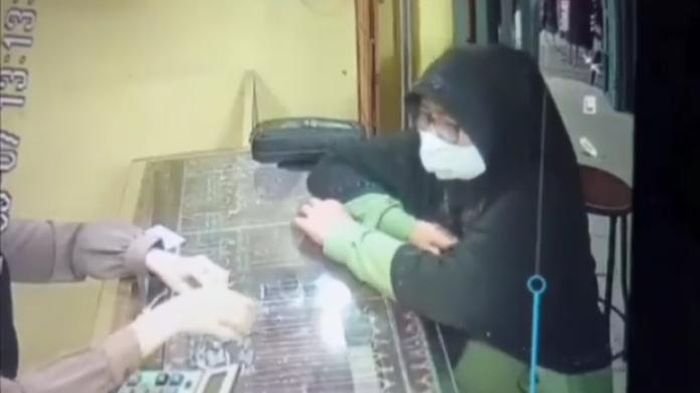 Aksi Pencurian di Tangerang Terekam CCTV, Perhiasan Rp100 Juta Raib