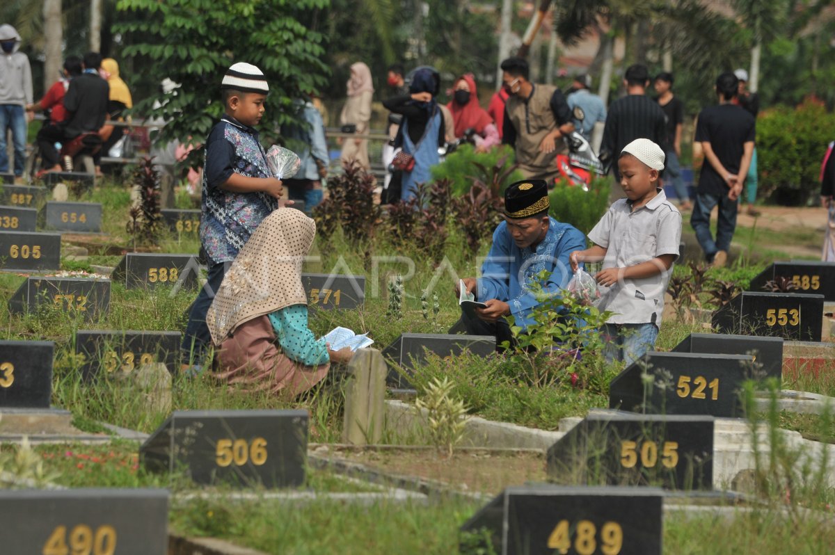 Ziarah Kubur Jadi Tradisi Lebaran 2026 di Lebak, TPU Sampay Warunggunung Penuh Pengunjung
