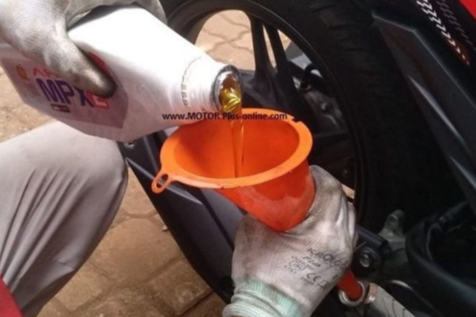 Ahli Bocorkan Alasan Oli Motor Jadi Kuning Seperti Minyak Goreng
